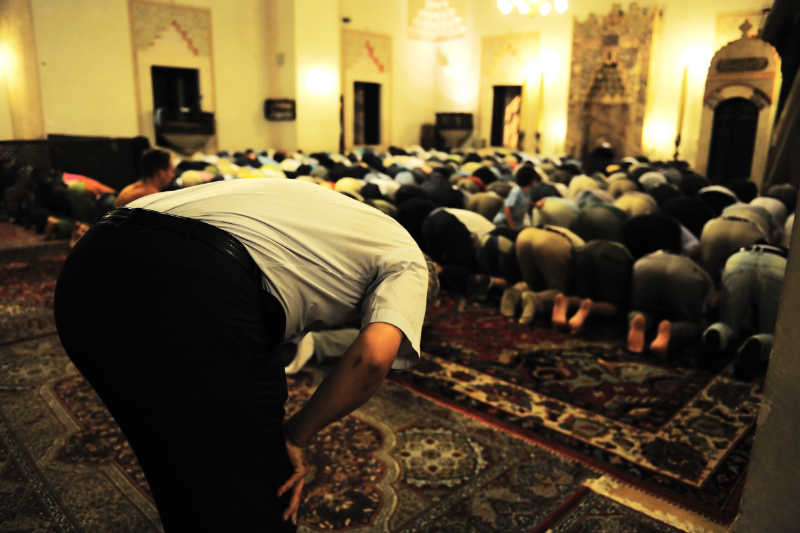 Belum Shalat Maghrib Tapi Masjid Sedang Shalat Isya dakwah.id