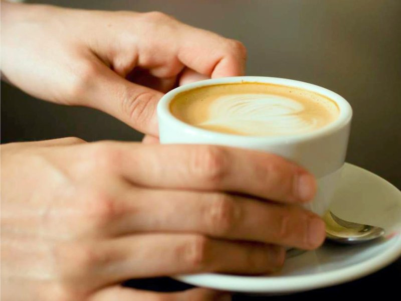 dakwah-id-Minum dengan Dua Tangan Apakah Dihukumi Seperti Minum dengan Tangan Kiri