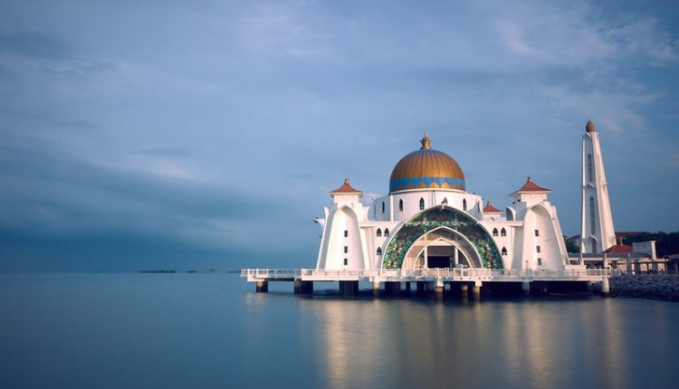 materi khutbah jumat Orang Munafik Malas Mendirikan Shalat Riya dalam Beramal dakwah-id