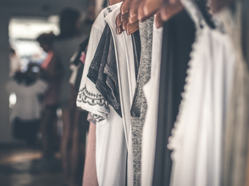 Hukum Jual Pakaian Wanita Seksi dan yang Semisalnya-dakwah.id