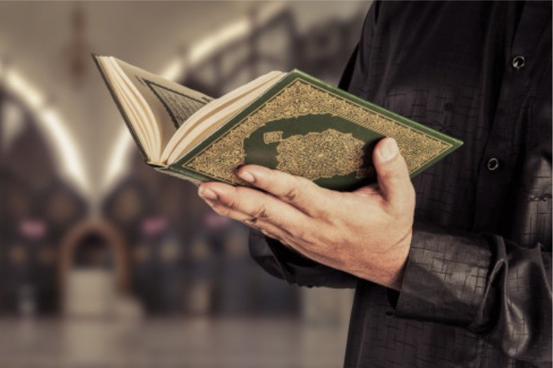 Shalat Tarawih di Rumah, Bolehkah Shalat Sambil Membaca Mushaf-dakwah.id