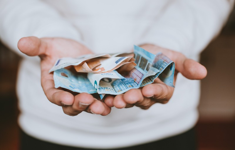 membayar zakat dengan uang 3-dakwah.id
